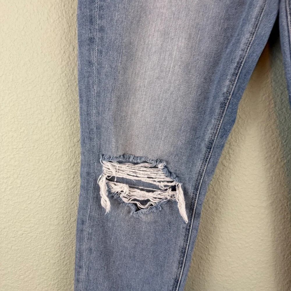 American Eagle High Waisted Mom Jeans Size 4 Short Light Wash Distressed Raw Hem